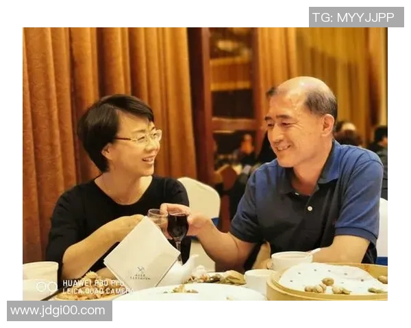 足球明星重温经典穿旧版球鞋展现独特风格与怀旧情怀 足球明星重温经典穿旧版球鞋展现独特风格与怀旧情怀