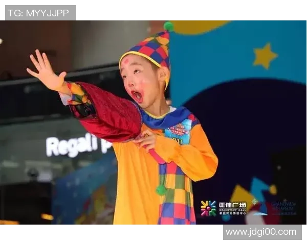 足球明星大头宝宝图片展现可爱与魅力的完美结合，球场外的萌趣瞬间